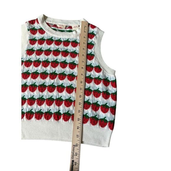 Levi’s STRAWBERRIES CLOUD DANCER sweater vest top size Medium Cream Red - Picture 6 of 7